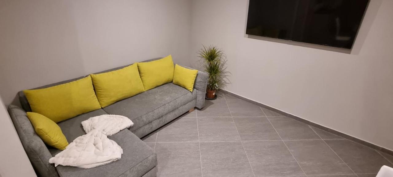 Hos-Cegledi Vendeghaz Miskolc -Oenallo Otthon, Mely Csak Az Oenoeke Luaran gambar