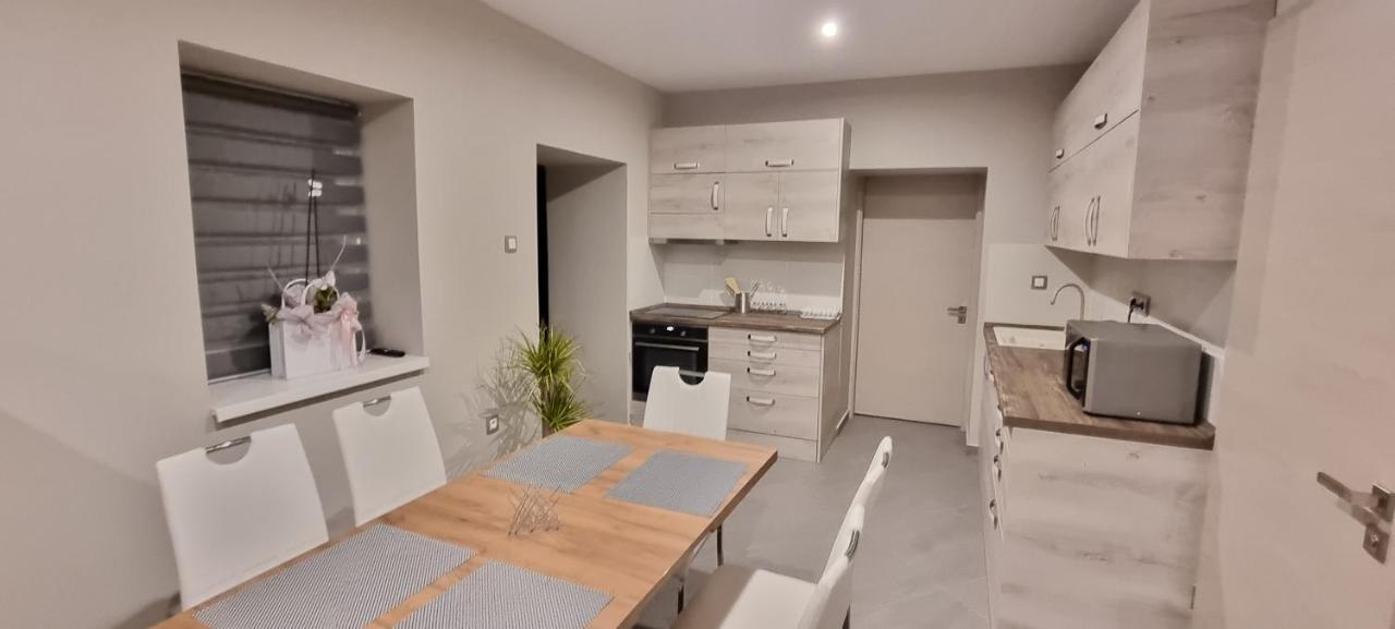 Hos-Cegledi Vendeghaz Miskolc -Oenallo Otthon, Mely Csak Az Oenoeke Luaran gambar