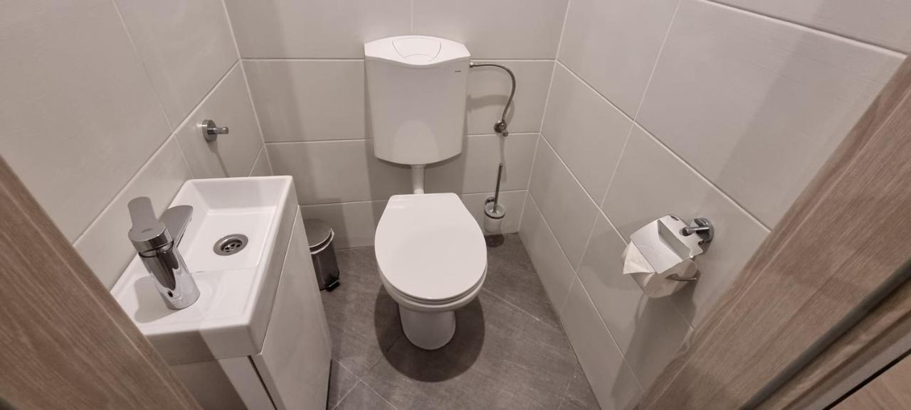 Hos-Cegledi Vendeghaz Miskolc -Oenallo Otthon, Mely Csak Az Oenoeke Luaran gambar