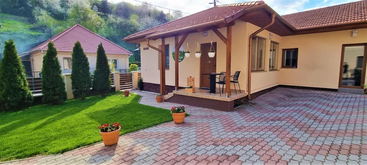 Hos-Cegledi Vendeghaz Miskolc -Oenallo Otthon, Mely Csak Az Oenoeke Luaran gambar